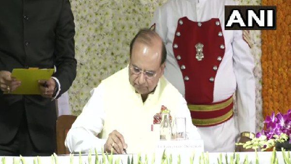 विनय सक्सेना ने ली दिल्ली के LG की शपथ, कार्यक्रम शुरू होने से पहले नाराज होकर निकले पूर्व मंत्री हर्षवर्धन