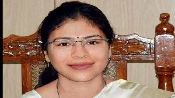 मिलिए 'लेडी सिंघम' IAS दुर्गा नागपाल से , जिन पर बनने जा रही है Biopic Durga Shakti