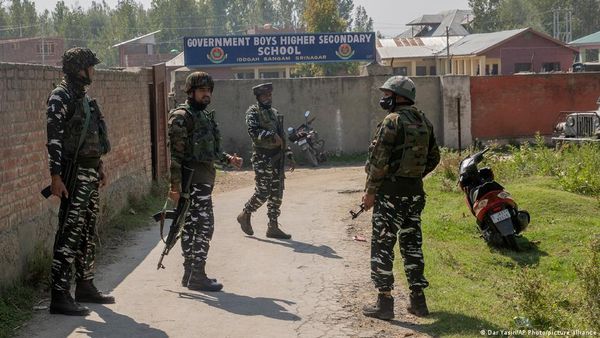 कश्मीरी उग्रवादियों तक कैसे पहुंच रहे हैं नाटो के हथियार