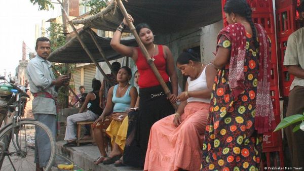 देहव्यापार को मान्यता देने भर से नहीं दूर होंगी सोनागाछी की मुश्किलें