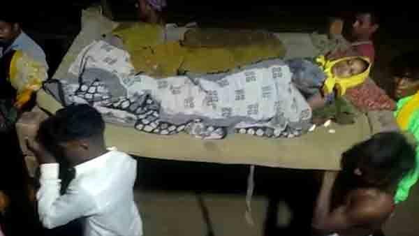 चारपाई पर MP का हेल्थ सिस्टम, एम्बुलेंस न पहुँचने से खाट पर हुई डिलेवरी