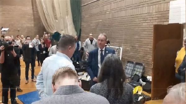 Video: जब चुनाव में दो उम्मीदवारों को मिले बराबर वोट, नेता चुनने के लिए हवा में उछाला गया सिक्का