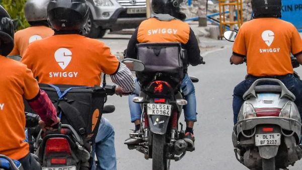 शख्स ने स्विगी से ऑर्डर की कॉफी, डिलीवरी बॉय ने आलस में जो किया वो कर देगा हैरान