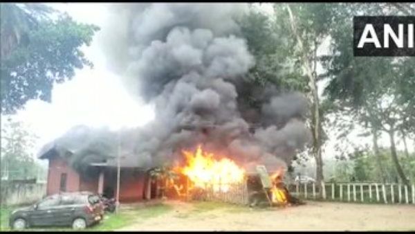 असम: हिरासत में शख्स की मौत, गुस्साई भीड़ ने फूंका पुलिस स्टेशन