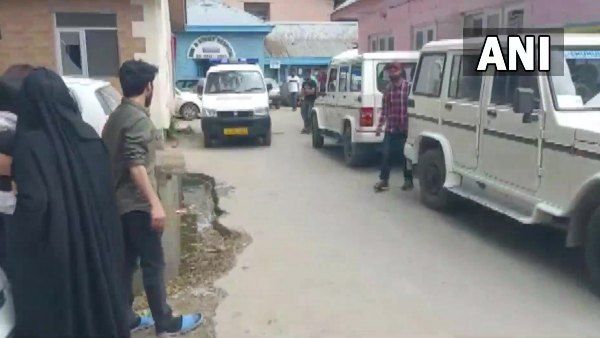 जम्मू कश्मीर में आतंकियों ने तहसीलदार कार्यालय के सामने की फायरिंग, कर्मचारी की गोली लगने से मौत