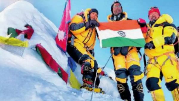 पति-पत्नी ने फतह की दुनिया की सबसे ऊंची चोटी, ऐसा करने वाला पहला भारतीय डॉक्‍टर कपल बने