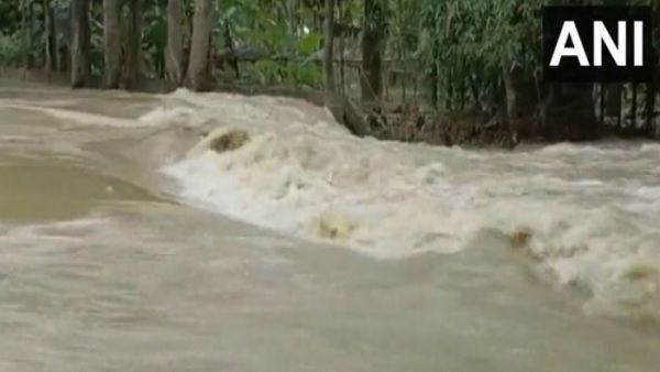 Assam flood: खतरे के निशान से ऊपर बह रही है ब्रह्मपुत्र, अब तक 7 की मौत, 2 लाख से ज्यादा लोग प्रभावित