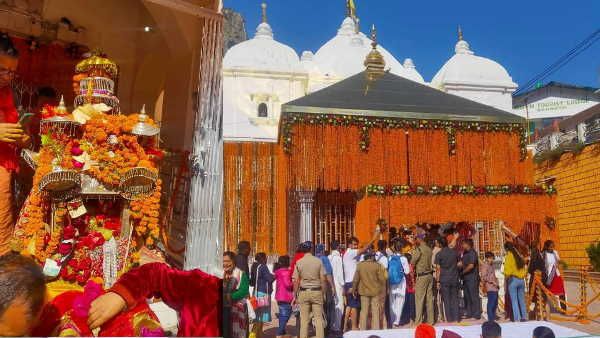 मंत्रोच्चारण और पूजा-अर्चना के साथ खुले गंगोत्री धाम के कपाट, CM धामी ने लिया आशीर्वाद