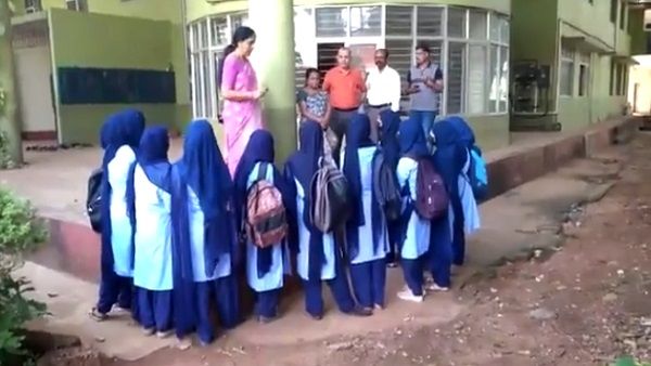 मैंगलोर यूनिवर्सिटी की एडवाइजरी के अगले दिन हिजाब पहनकर पहुंची छात्राएं, प्रिंसिपल ने नहीं दी एंट्री