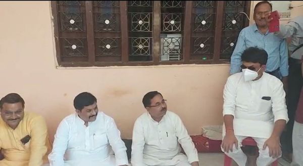 गुना में बैठक के दौरान सांसद और पंचायत मंत्री के बीच दिखी टेंशन, पूर्व मंत्री ने भी दे डाली हिदायत
