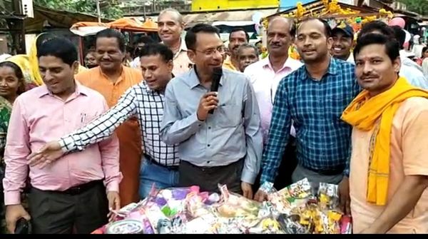 हाथ ठेला लेकर निकले दतिया कलेक्टर, बच्चों के लिए एकत्रित किए खिलौने