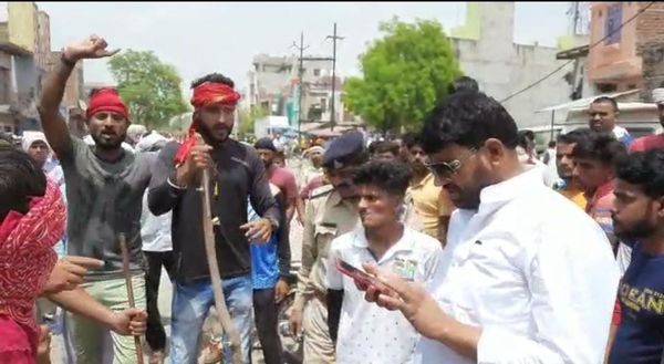 बिजली विभाग के आउटसोर्स कर्मचारी की मौत से गुस्साए ग्रामीणों ने बिजली विभाग की टीम को दौड़ा-दौड़ा कर पीटा