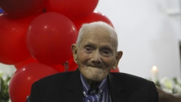 सबसे उम्रदराज पुरुष ने मनाया 113वां बर्थडे, इस स्पेशल शराब को दिया लंबी उम्र का श्रेय