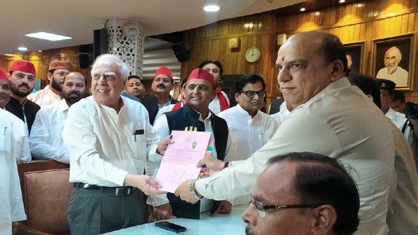 कपिल सिब्बल ने दिया कांग्रेस से इस्तीफा, राज्यसभा के लिए किया निर्दलीय नामांकन