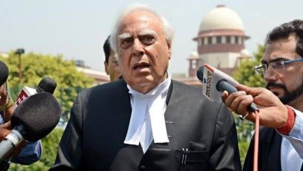 देश के सबसे महंगे वकीलों में से एक हैं कपिल सिब्बल, जानें एक सुनवाई की कितनी लेते हैं फीस