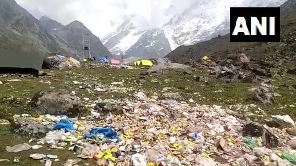 चार धाम यात्रा : केदारनाथ जाने वाले रास्ते पर श्रद्धालुओं ने फैलाया कचरा, वैज्ञानिकों ने जताई चिंता