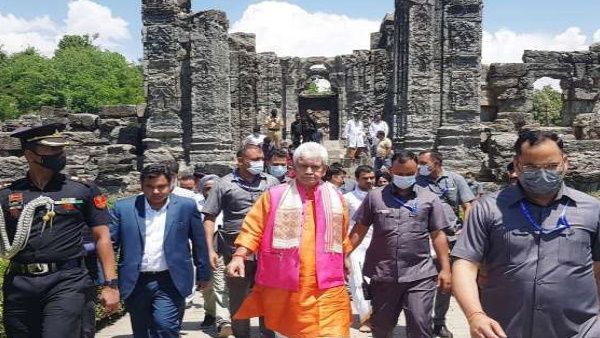 जम्मू-कश्मीर LG मनोज सिन्हा ने अनंतनाग के मार्तंड सूर्य मंदिर में की पूजा, ASI ने 'अनौपचारिक' शिकायत दर्ज की