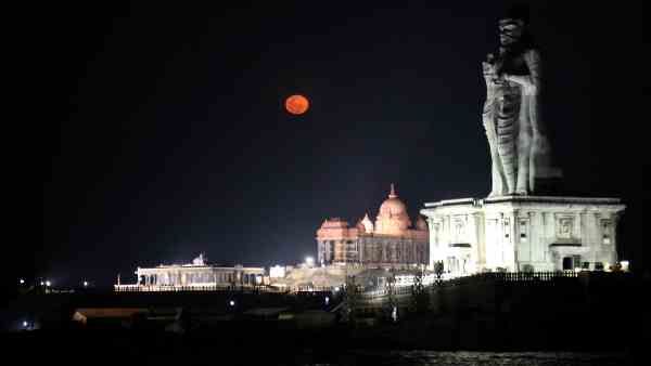 कैसे चांद सोखता जा रहा है धरती का पानी, रिसर्च में सामने आई यह अनोखी बात