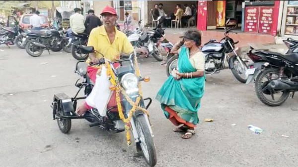भिखारी ने 90 हजार कैश देकर पत्नी के लिए खरीदी गाड़ी, जानिए कितनी है रोज की कमाई