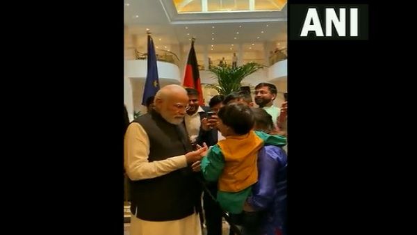 बर्लिन में एक और बच्चे से मिले पीएम मोदी, खेलने लगे उसके साथ यह खेल, देखें वीडियो