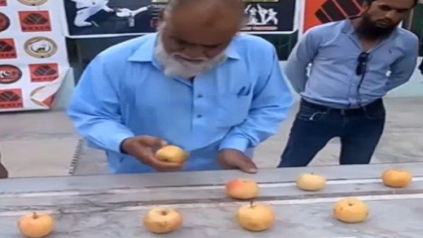 OMG! 70 वर्ष के व्यक्ति ने बनाया वर्ल्ड रिकॉर्ड, 1 मिनट में हाथों से कुचल दिए 21 सेब