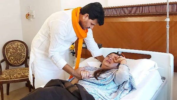 VIDEO : अस्पताल में भर्ती नवनीत राणा पति को देखते ही फूट-फूट कर रोने लगीं, रवि ने पोछे आंसू