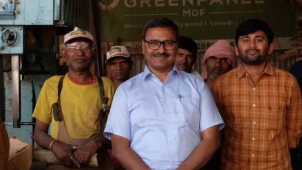 भारत पारेख LIC के एजेंट हैं लेकिन कमाई चेयरमैन से कम नहीं