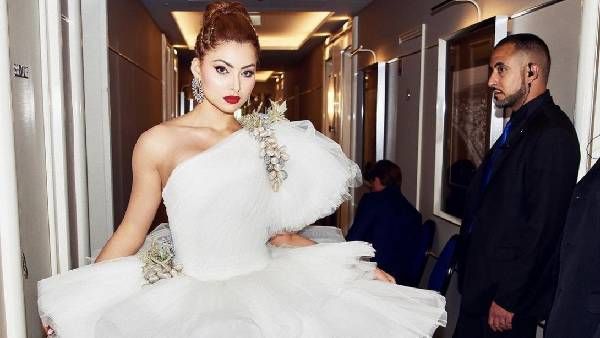 Cannes 2022 में उर्वशी की खूबसूरती पर फिदा हुए फैंस, व्हाइट गाउन में एक्ट्रेस ने लूटी महफिल