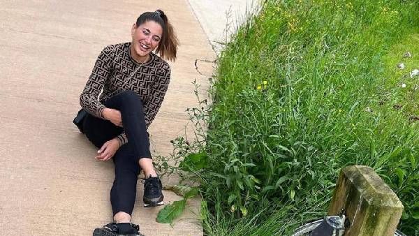 साइकिल चलाते हुए मुंह के बल गिरीं Nargis Fakhri, वीडियो देखकर रह जाएंगे दंग