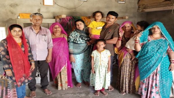 पाकिस्तान में यातनाएं मिलीं तो 10 सदस्यों का यह परिवार नेपाल के रास्ते राजस्थान चला आया