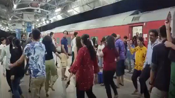 Video: प्लेटफार्ट पर ट्रेन आती देख गरबा करने लगे यात्री, रेल मंत्री ने शेयर किया वीडियो, कहा- 'मजा मा'