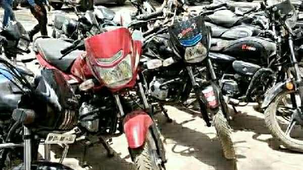 तीन शातिर युवकों ने फर्जी दस्तावेज तैयार करके बजाज फाइनेंस कंपनी से कराईं 50 से अधिक मोटरसाइकिल फाइनेंस