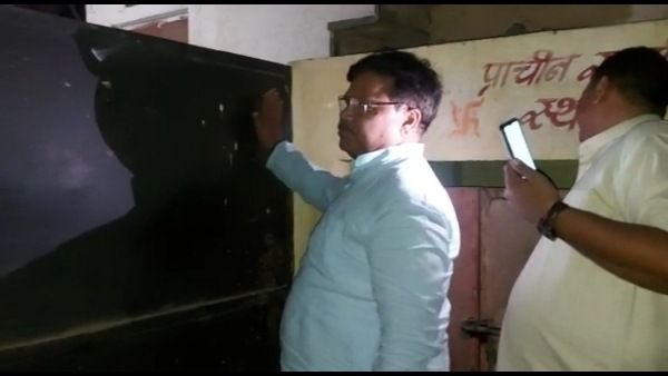 सूरज के निकलने से पहले ही क्षेत्र में निकल गए मंत्री, अंधेरे में लोगों के घरके दरवाजे खटखटाए