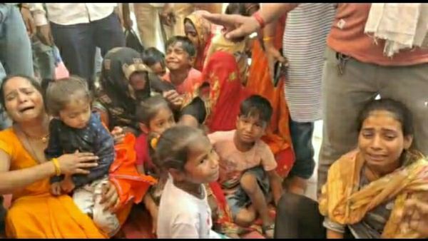 बेटी को वापस पाने की खातिर केंद्रीय मंत्री की गाड़ी के आगे लेट गया पूरा परिवार