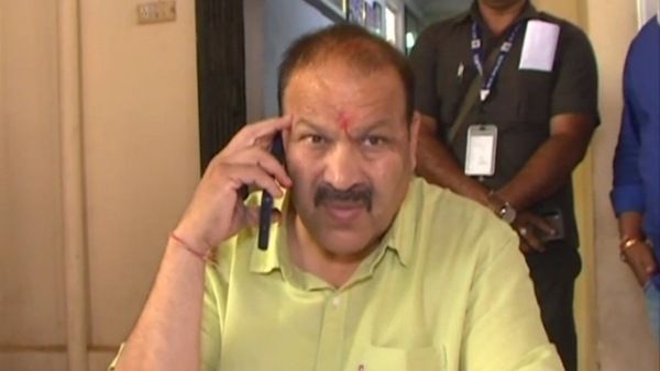 भूमि पूजन करने गए कांग्रेस विधायक को भीड़ ने घेर कर दी जान से मारने की धमकी