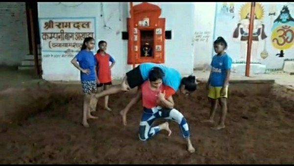 अखाड़े की मिट्टी में तैयार की जा रही हैं रेसलिंग के लिए लड़कियां
