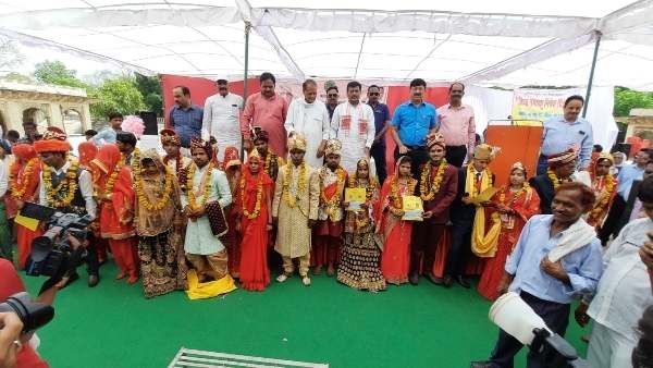 नगर निगम द्वारा आयोजित सामुदायिक विवाह सम्मेलन में एक ही स्थान पर हुई शादी और निकाह