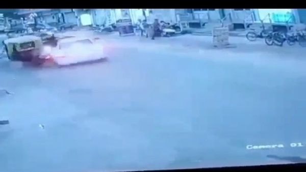 चार दोस्तों पर चढ़ गई तेज रफ्तार कार, घटना सीसीटीवी में हुई कैद