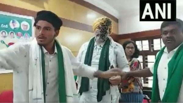 बेंगलुरु में राकेश टिकैत को माइक से मारा, मुंह पर फेंकी गई काली स्याही, VIDEO