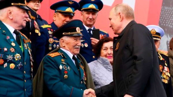 विजय दिवस पर रूस ने की विध्वंसक हथियारों की प्रदर्शनी, देखकर सहम गई दुनिया