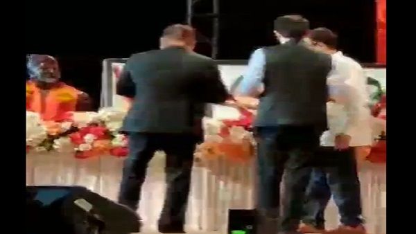 बाला साहेब ठाकरे को श्रद्धांजलि देने के लिए जूते उतारकर मंच पर पहुंचे सलमान, फैंस को भा गया वीडियो