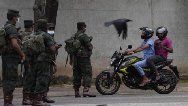 श्रीलंका में स्थिति चिंताजनक, रक्षा मंत्रालय का आदेश- हिंसा फैलाने वालों को देखते ही गोली मारो