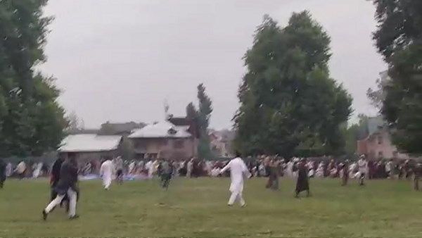 Eid al-Fitr: जम्मू-कश्मीर में मस्जिद के बाहर पथराव, सुरक्षाबलों पर फेंके गए पत्थर