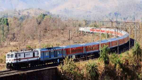 Indian Railways: 50 साल की हुई मुंबई-नई दिल्ली राजधानी एक्सप्रेस, कितनी बदल गई ? जानिए