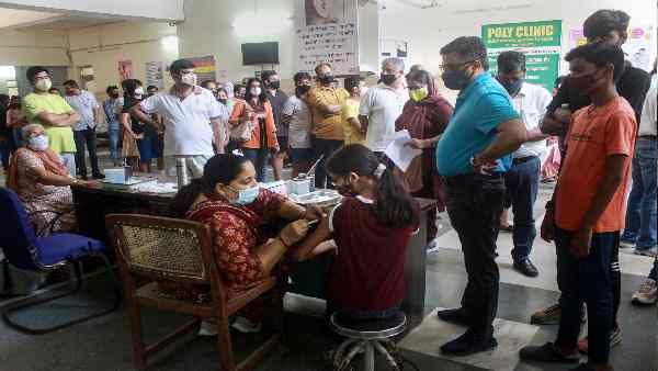 'किसी को जबरन नहीं लगाई जा सकती वैक्सीन', पाबंदियों पर भी सुप्रीम कोर्ट का बड़ा आदेश