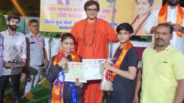 सांसद साध्वी ने किया कराटे खिलाड़ियों का सम्मान, दिया नगद पुरस्कार