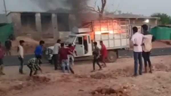 बच्ची को कुचला तो गुस्साई भीड़ ने लगाई पिकअप में आग, जिंदा जला ड्राइवर