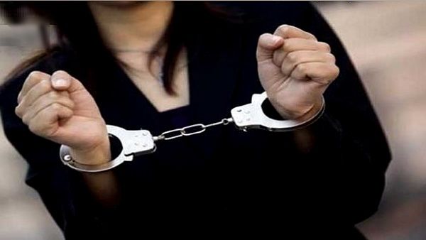 बलात्कार का केस दर्ज कराने के बाद समझौते के नाम पर युवक से 80 हजार रु. लेती महिला अरेस्ट