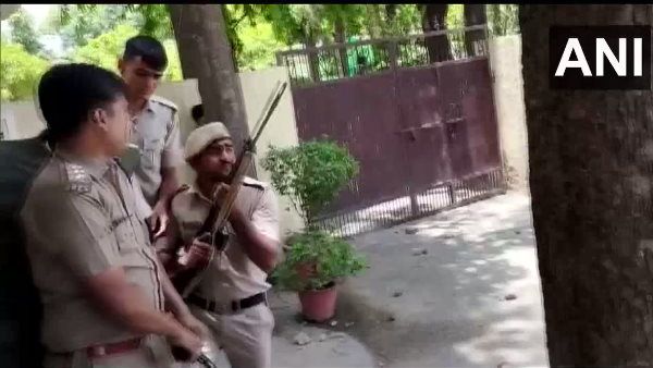 अग्निपथ स्कीम: पलवल में डीसी ऑफिस पर पथराव, आगजनी, पुलिस ने की फायरिंग