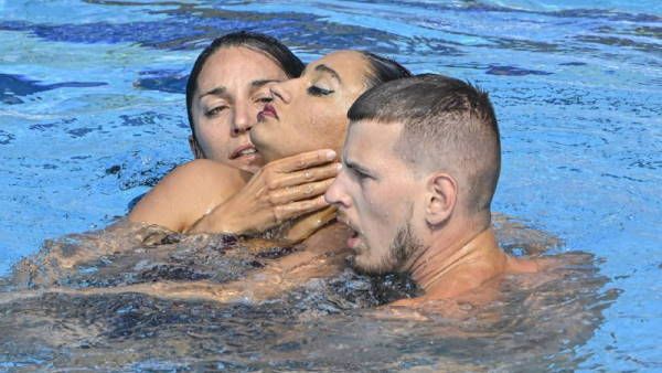 PICS: पूल में अचानक बेहोश हो गई अमेरिकी तैराक, पलक झपकते ही कोच ने लगाई छलांग और बचा ली जान